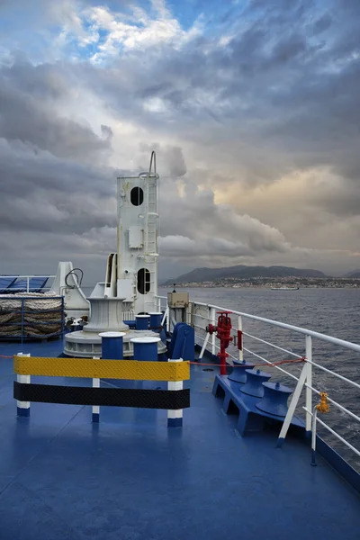 Italien, Kalabrien, Blick auf den sizilianischen Kanal und die Küste Kalabriens bei Sonnenuntergang von einem der vielen Fährschiffe, die Kalabrien mit Sizilien verbinden — Stockfoto