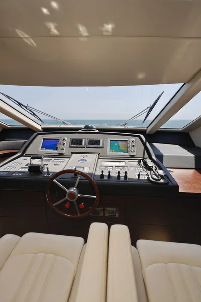 Италия, Фьюмичино (Рим), Alfamarine 72 luxury yacht, dinette, driving connections — стоковое фото