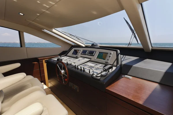 Italy, Fiumicino (Rome), Alfamarine 72 luxury yacht, dinette, driving consolle — Stock Photo, Image