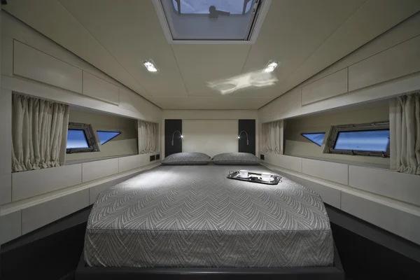 Italy, Fiumicino (Rome), Alfamarine 72 luxury yacht, master bedroom — Stock Photo, Image