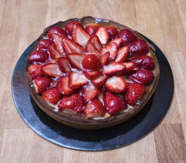 İtalya, ahşap masa üzerinde Çilekli pasta