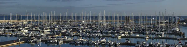Italien, Sicilien, Middelhavet, Marina di Ragusa, panoramaudsigt over luksusyachter i marinaen - Stock-foto