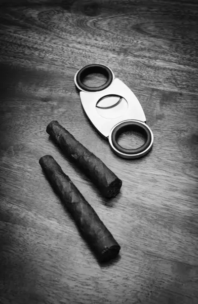 Италия, итальянские сигары (тосканы) и куттер сигар на деревянном столе — стоковое фото