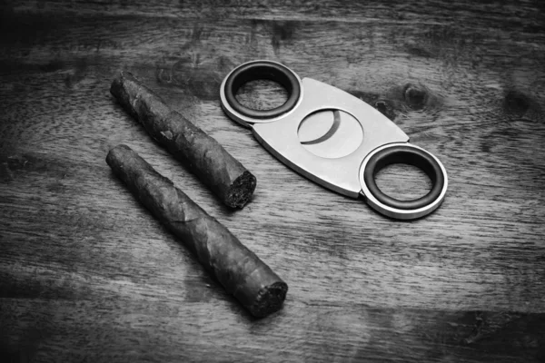 İtalya, İtalyan Purolar (toscani) ve ahşap bir masa üzerinde bir puro kesici — Stok fotoğraf