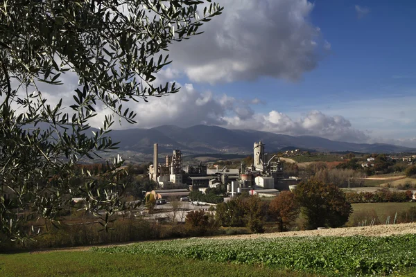 Fabbrica di cemento in campagna — Foto Stock