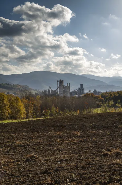 Fabbrica di cemento in campagna — Foto Stock