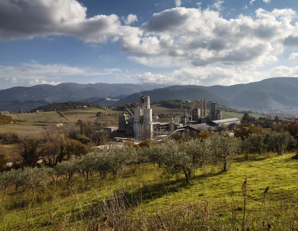 Cementfabrik på landsbygden — Stockfoto