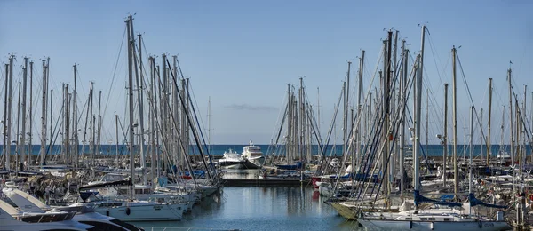 Italia, Sicilia, Mar Mediterraneo, Marina di Ragusa, veduta di yacht di lusso nel porto turistico — Foto Stock