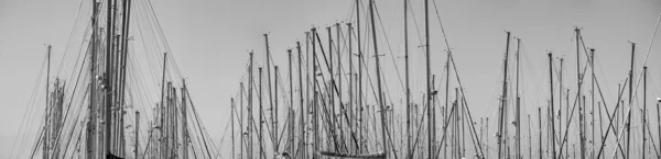 Italy, Sicily, Mediterranean sea, Marina di Ragusa, sailing boat masts in the marina — Stock Photo, Image