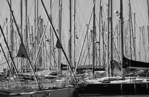 이탈리아, 시칠리아, 지중해 바다, 마리나 디 라 구사, 선착장에서 범선 돛대 — 스톡 사진