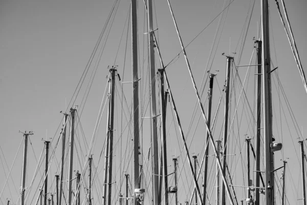 Itália, Sicília, Mar Mediterrâneo, Marina di Ragusa, mastros de barco à vela na marina — Fotografia de Stock