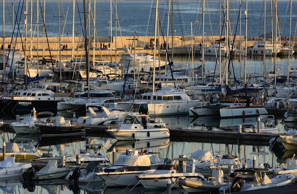 Italia, Sicilia, Mar Mediterráneo, Marina di Ragusa, vista de yates de lujo en el puerto deportivo al atardecer — Foto de Stock