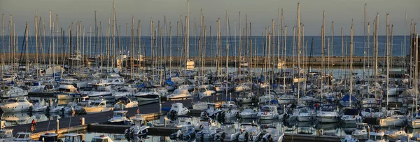 日没マリーナ ヨット高級のシチリア島、イタリア、地中海、マリーナ ディ ラグーザ パノラマ ビュー — ストック写真