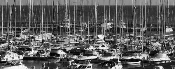 İtalya, Sicilya, Akdeniz, marina di ragusa, lüks yatların Marina view — Stok fotoğraf