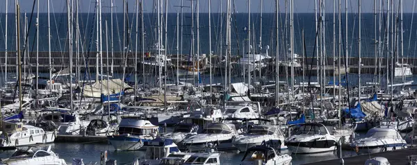 Italia, Sicilia, Mar Mediterraneo, Marina di Ragusa, veduta di yacht di lusso nel porto turistico — Foto Stock