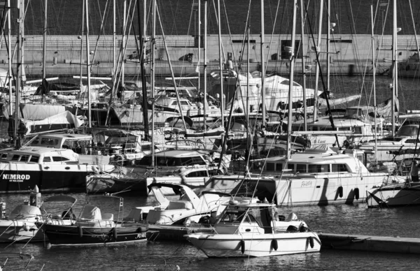 Italia, Sicilia, Mar Mediterráneo, Marina di Ragusa, vista de yates de lujo en el puerto deportivo —  Fotos de Stock