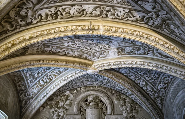 Portugália, sintra, pena nemzeti palota (palacio nacional da pena), 18. század a. c., eredeti szobrok és vázák — Stock Fotó