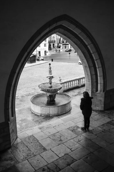 Portugal, sintra, sintra medeltida kungliga slottet (palacio nacional de sintra), utsikt över fontänen vid ingången — Stockfoto