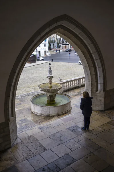 Portugal, Sintra, Sintra Medieval Royal Palace (Palacio Nacional de Sintra), view of the fountain at the entrance — Stock Photo, Image