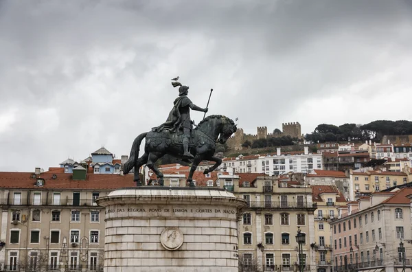 Portugal, Lisbon, John 1st of Portugal Statue in Da Figueira Square (Praca da Figueira) and the walls of St. John Castle in the background — Stock Photo, Image