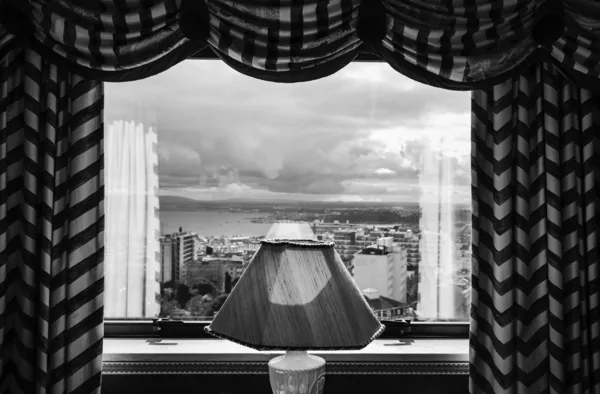 Portugal, Lissabon, uitzicht op de stad en de Taag vanuit een hotel venster — Stockfoto