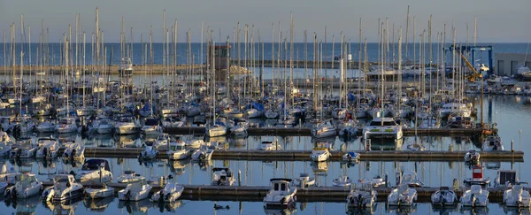 Italia, Sicilia, Mar Mediterraneo, Marina di Ragusa, veduta di yacht di lusso nel porto turistico al tramonto — Foto Stock