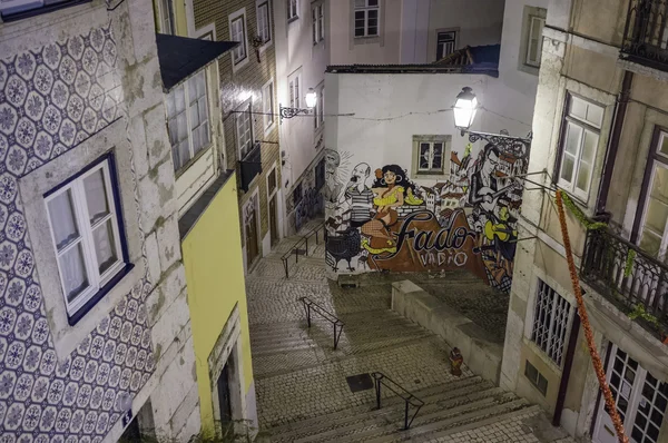 Португалия, Лисбон, район Альфама, вид на маленькую улочку и фреску Фаду ночью — стоковое фото