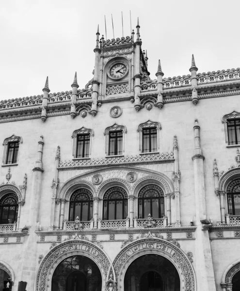 Πορτογαλία, Λισαβώνα, την πρόσοψη του νεο-αρχιτεκτονικής του το rossio σιδηροδρόμων Βαρσοβίας (σχεδιασμένο από το 1886 έως το 1887 από πορτογαλική αρχιτέκτονα jos ΜΜΖ monteiro) — Φωτογραφία Αρχείου