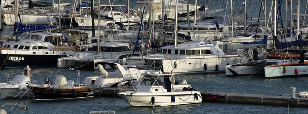 Італія, Сицилія, Середземне море, Марина ді Рагуза, переглянути розкішних яхт в Марині — стокове фото