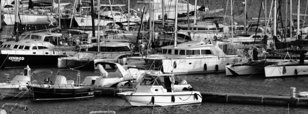 Italy, Sicily, Mediterranean sea, Marina di Ragusa, view of luxury yachts in the marina — Stock Photo, Image