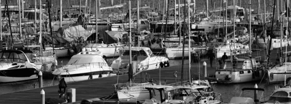 Италия, Сицилия, Средиземное море, Marina di Ragusa, вид роскошных яхт в гавани — стоковое фото
