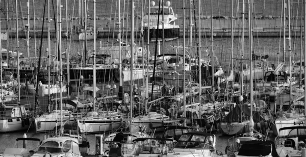 Ιταλία, Σικελία, Μεσόγειο, marina di Ραγκούσα, προβολή των πολυτελών γιοτ στη Μαρίνα — Φωτογραφία Αρχείου