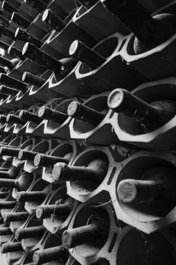 şarap mahzeninde yaşlanma, eski, kırmızı şarap şişeleri