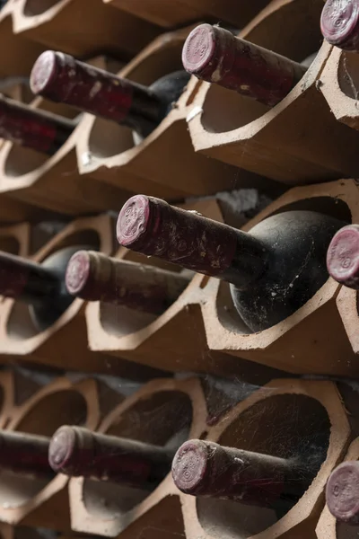 酒窖中老化的旧红葡萄酒瓶 — 图库照片