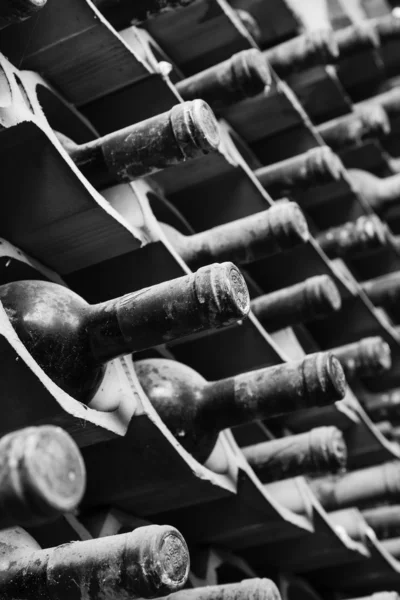 酒窖中老化的旧红葡萄酒瓶 — 图库照片
