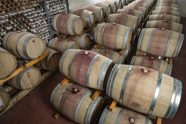 Fából készült boroshordók borospincében — Stock Fotó