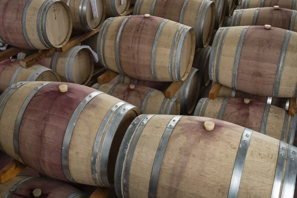 Barils de vin en bois dans une cave à vin — Photo