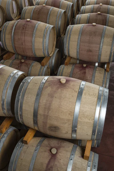 Houten wijnvaten in een wijnkelder — Stockfoto