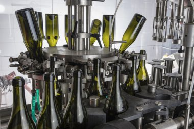 İtalya, Sicilya, şarap şişeleri yıkanmış ve şarap fabrikasında bir sanayi makinesi tarafından şarapla dolu hazır