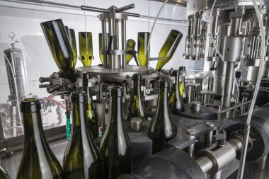 İtalya, Sicilya, şarap şişeleri yıkanmış ve şarap fabrikasında bir sanayi makinesi tarafından şarapla dolu hazır