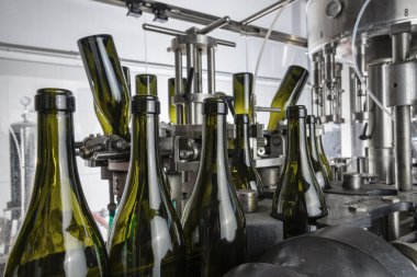 İtalya, Sicilya, şarap şişeleri yıkanmış ve şarap fabrikasında bir sanayi makinesi tarafından şarapla dolu hazır