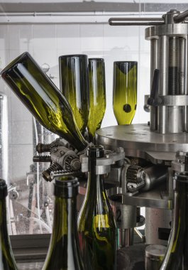 İtalya, Sicilya, şarap şişeleri yıkanmış ve şarap fabrikasında bir sanayi makinesi tarafından şarapla dolu hazır