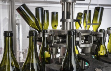 İtalya, Sicilya, şarap şişeleri yıkanmış ve şarap fabrikasında bir sanayi makinesi tarafından şarapla dolu hazır