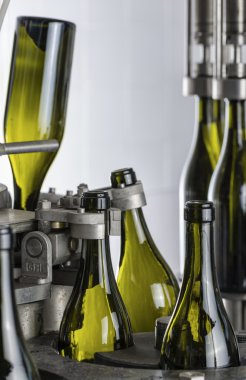 İtalya, Sicilya, şarap şişeleri yıkanmış ve şarap fabrikasında bir sanayi makinesi tarafından şarapla dolu hazır