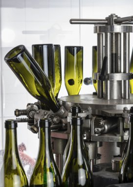 İtalya, Sicilya, şarap şişeleri yıkanmış ve şarap fabrikasında bir sanayi makinesi tarafından şarapla dolu hazır