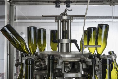 yıkanmış ve şarap fabrikasında bir sanayi makinesi tarafından şarapla dolu İtalya, Sicilya, şarap şişe