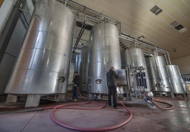 İtalya, Sicilya, ragusa eyaletinde, kırsal, paslanmaz çelik şarap kaplarda şarap fabrikası