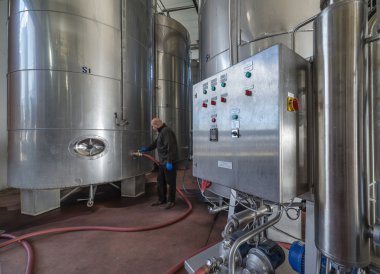 İtalya, Sicilya, ragusa eyaletinde, kırsal, paslanmaz çelik şarap kaplarda şarap fabrikası