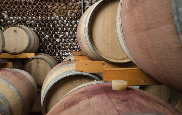 Italia, Sicilia, Provincia de Ragusa, barricas de vino de madera en una bodega — Foto de Stock