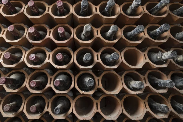 イタリア、シチリア、ラグーザの州、木のワイン樽のワイン貯蔵室で — ストック写真